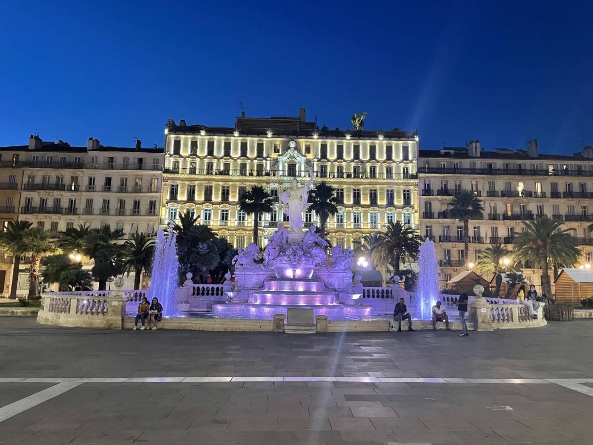 Mignon: Cozy Elevated In Historic Apartment Toulon